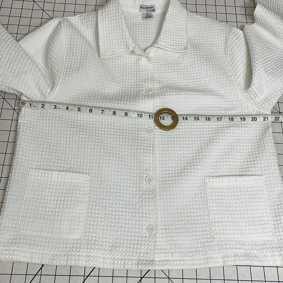 Allison Lane classic white jacket, button front, two pockets, checked texture - Picture 5 of 8